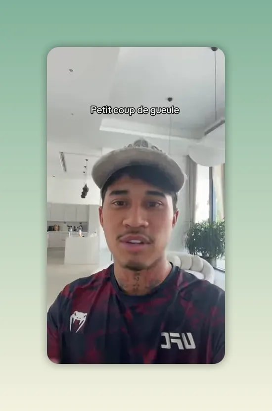 homme avec casquette levant la main vers la caméra dans un intérieur blanc avec le texte Petit coup de gueule en haut
