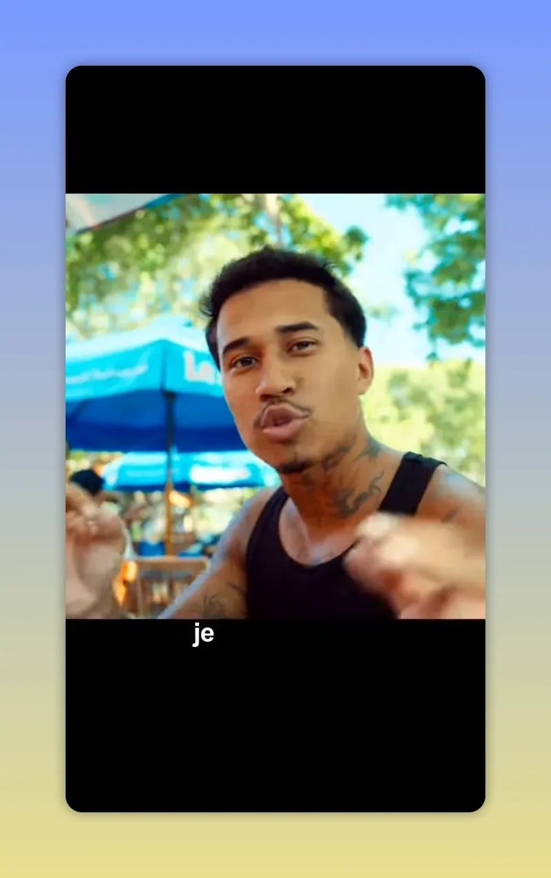 homme en débardeur noir parlant face caméra avec sous-titres en bas de l’image