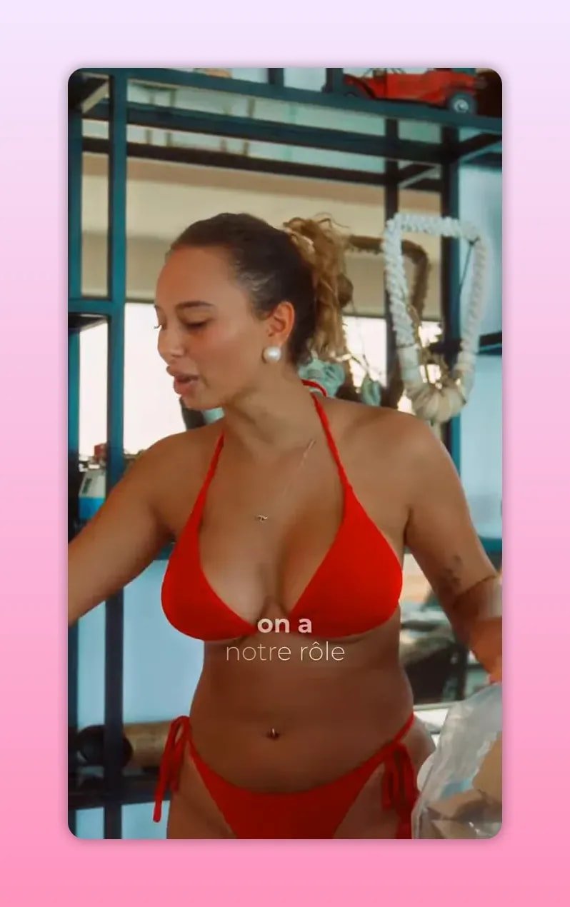 Femme en bikini rouge faisant un geste de la main dans une pièce avec étagères noires
