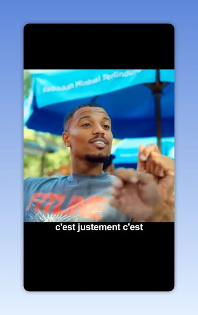 homme assis sous un parasol bleu faisant un geste de la main pendant la discussion