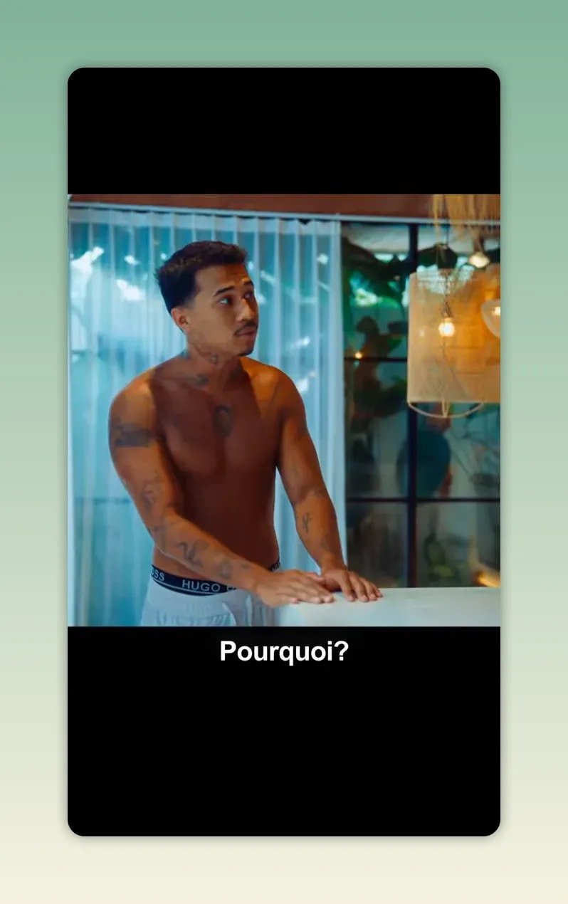 Homme torse nu appuyé sur un plan de travail pendant qu un autre l écoute dans une cuisine moderne
