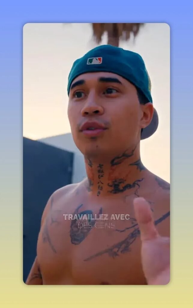 Anthony Sirius de profil levant la main avec du texte blanc en bas de l image