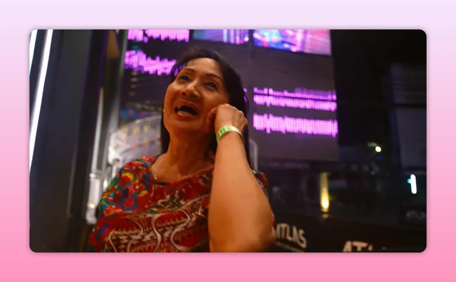 Une femme plus âgée souriante à côté d un homme devant l entrée lumineuse du club