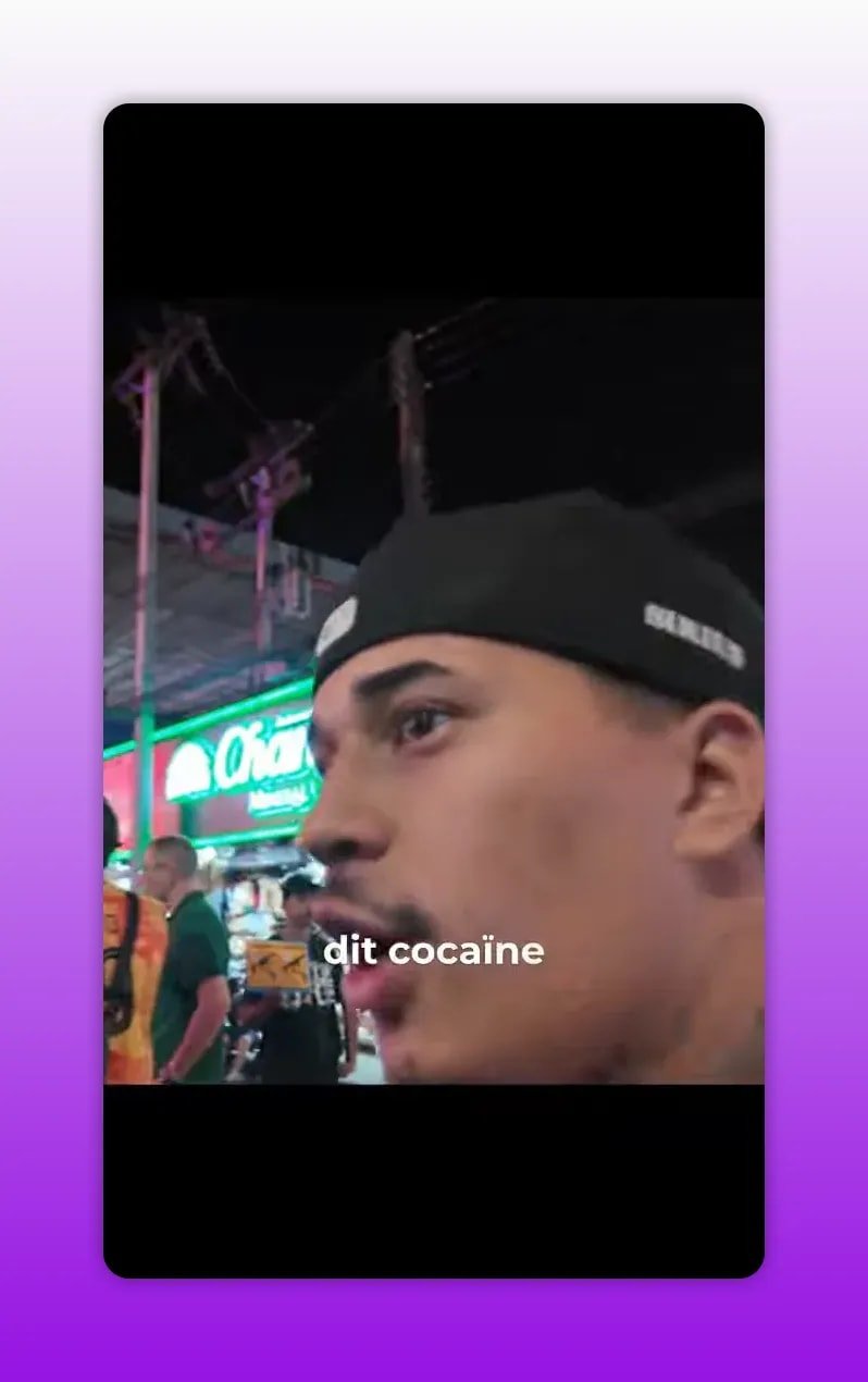 Gros plan sur un homme avec casquette noire devant une enseigne verte lumineuse avec sous-titres à l écran