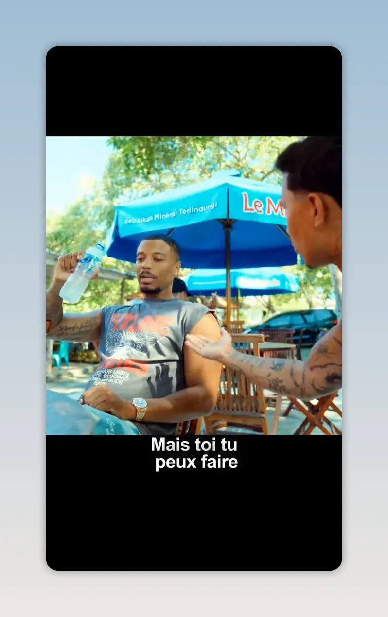 deux hommes assis à une terrasse sous un grand parasol bleu en pleine conversation