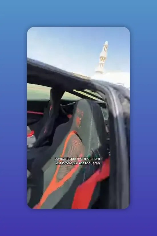 voiture noire avec porte relevée et intérieur rouge visible sur le bord de la route