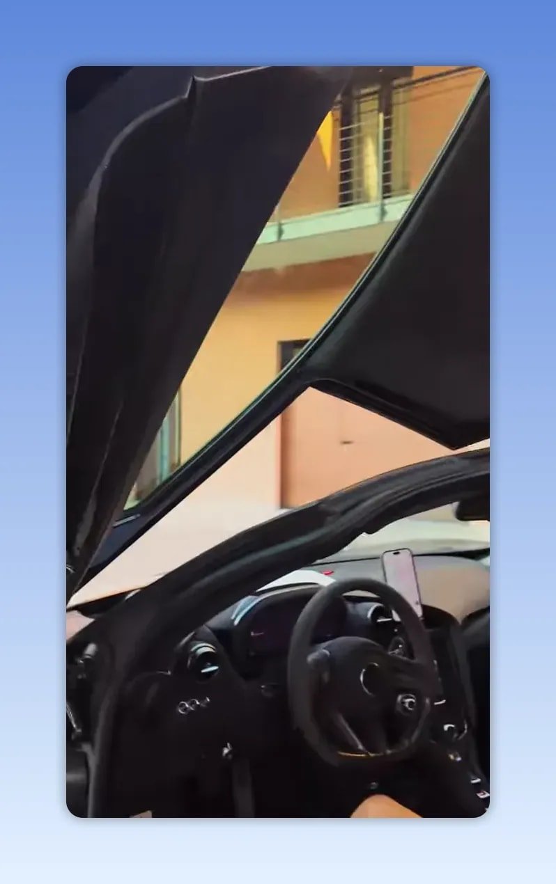 McLaren noire avec porte relevée et enfant assis côté conducteur