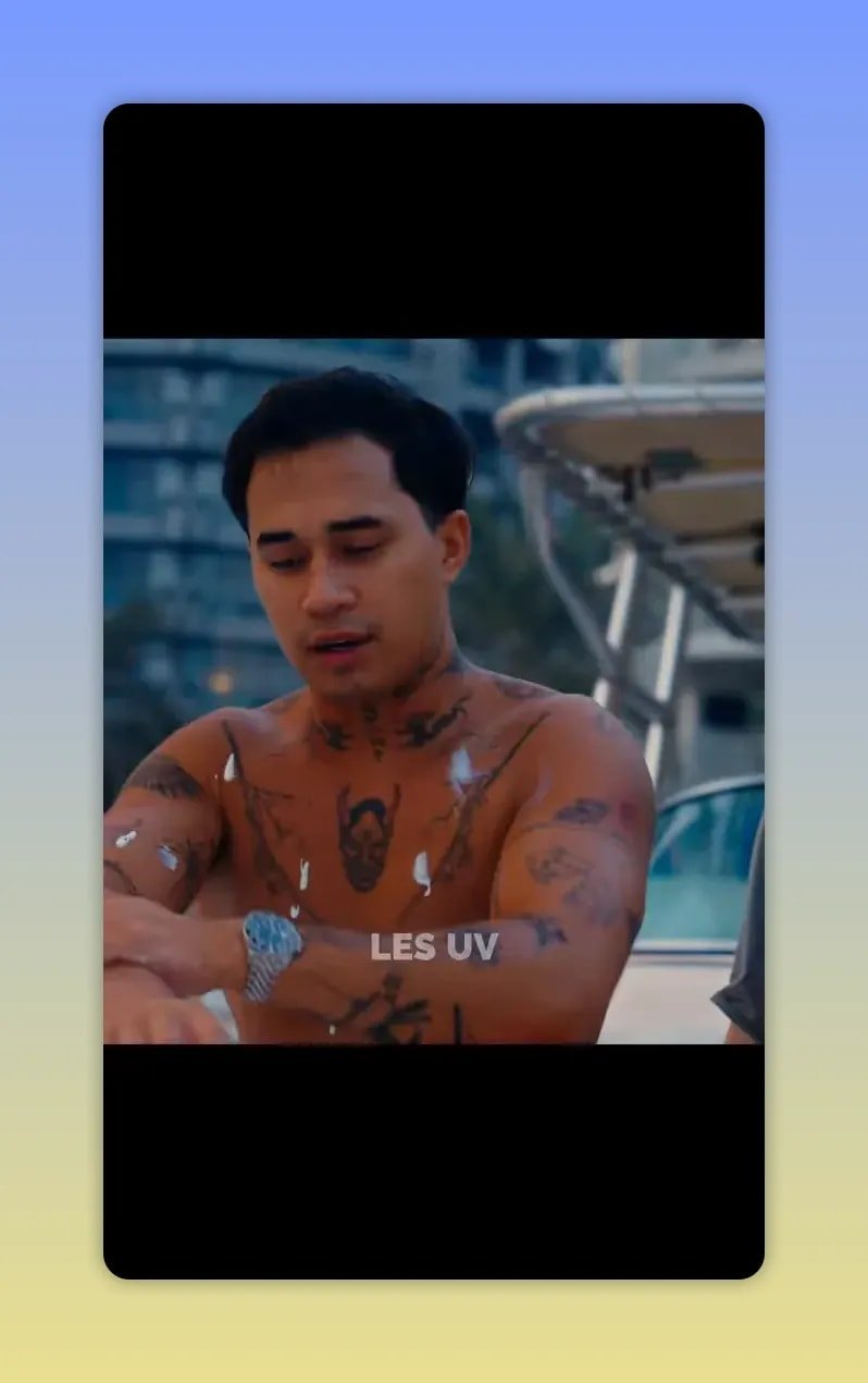 Homme torse nu regardant vers le bas avec le mot UV affiché en sous-titre