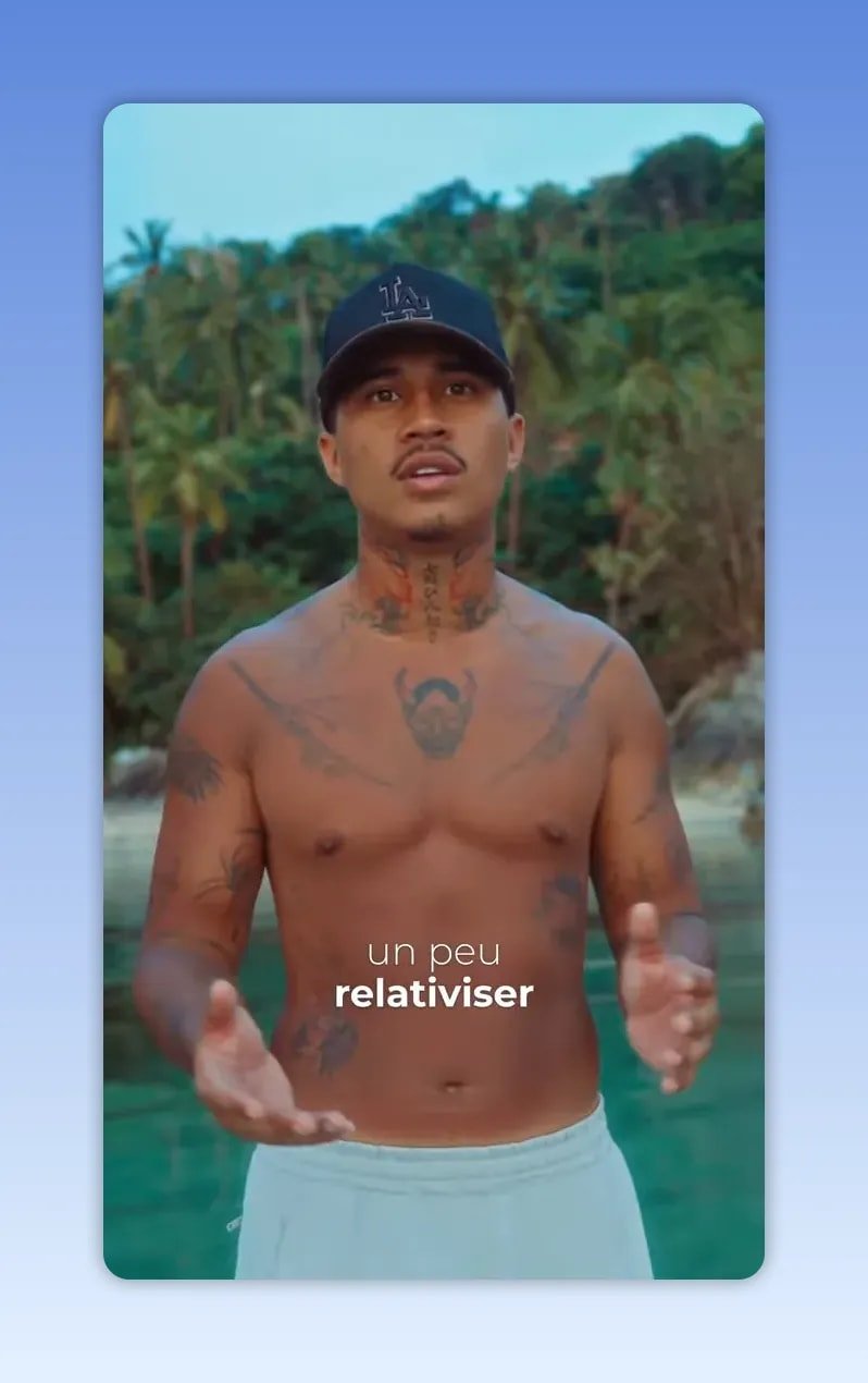 Homme torse nu portant une casquette noire devant une plage tropicale avec texte en bas de l image