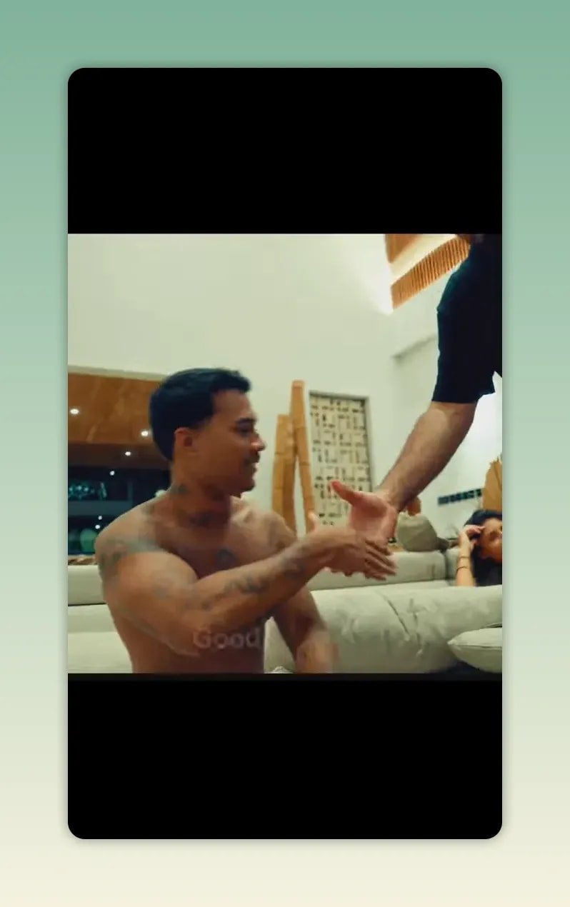 Un homme assis serre la main d une personne debout dans un salon moderne