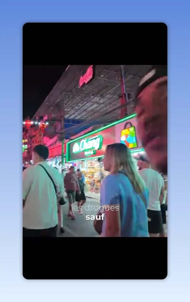 Rue animée la nuit avec enseigne Bangla Market lumineuse et plusieurs passants